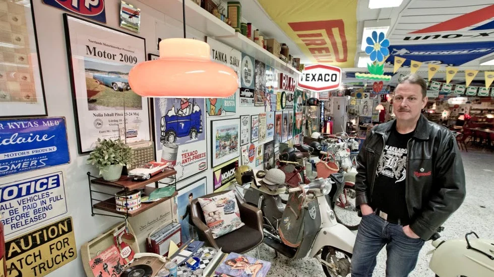Peter Larsson har en fin samling gamla mopeder.