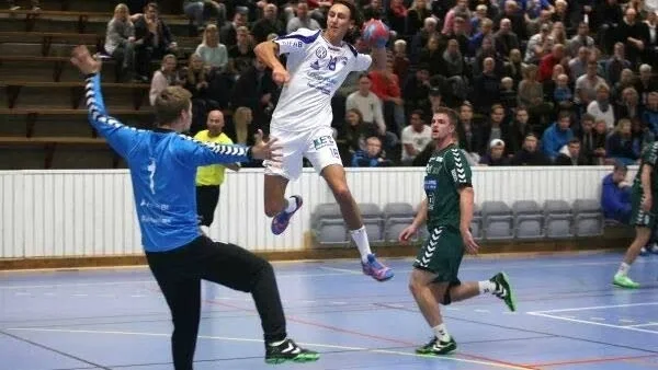 20-årige Jonathan Wiklund från Öjebyn gjorde debut i elitserien i handboll i söndags med sitt Aranäs.