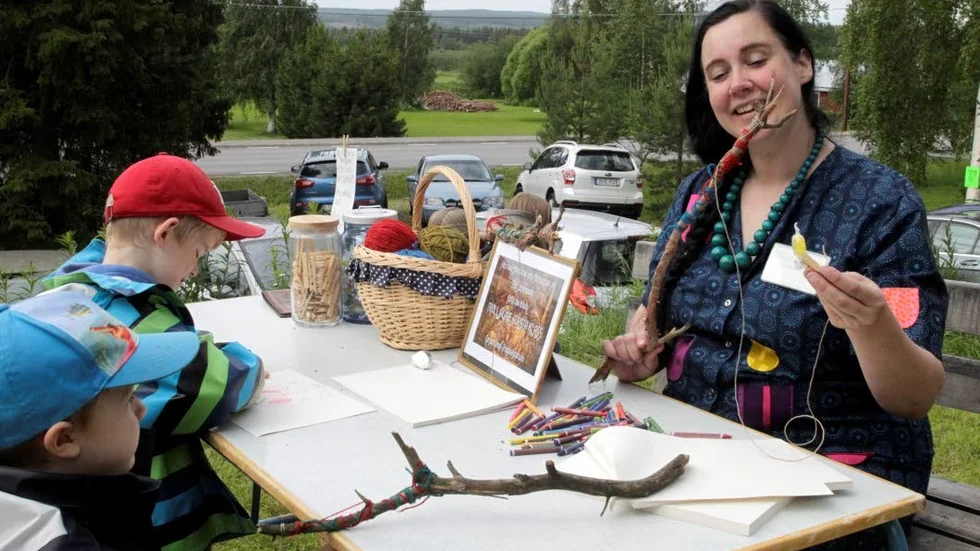 Trolljägare Elin fick hjälp av barnen som agerade trolljägarassistenter. De tillverkade skyltar, trollspön och letade skatter som trollen gärna ville ha.