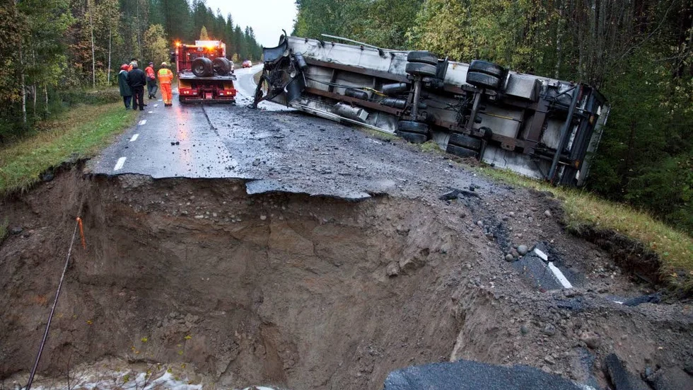 Ett intensivt regnande var orsak till att ett vägavsnitt mellan Älvsbyn och Tvärån spolades bort. Händelsen där ett långtradarekipage välte hade kunnat sluta riktigt illa. (Arkivbild)
