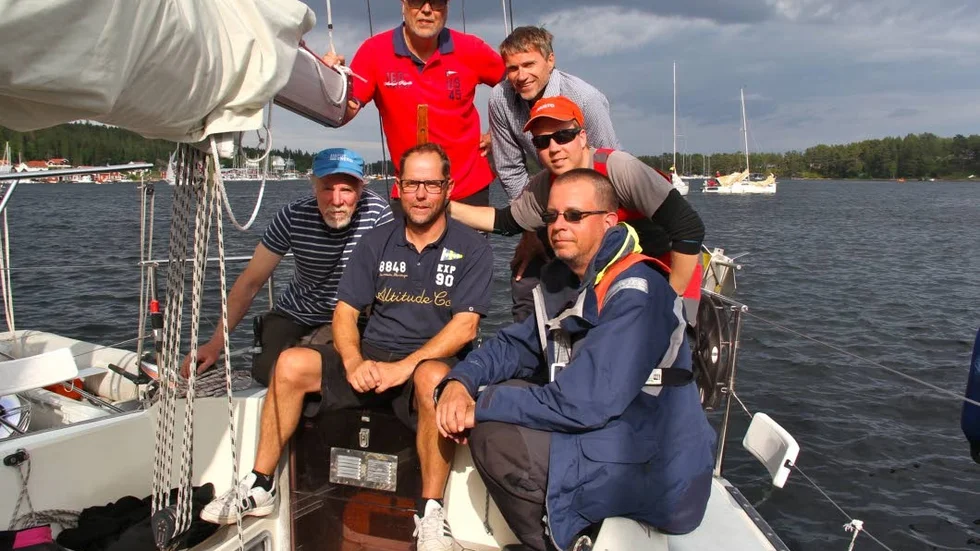 "Feelgood:s" besättning. Peter Lysholm, Ove Lundmark, Fredrik Lundberg, Kenneth Björnfot, Anders Hedman och Erik Abrahamsson, slutade som totaltrea i årets Ulvöregatta.