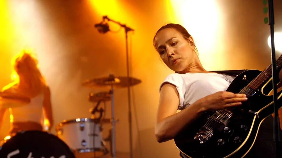 Den kreativa motorn i Sahara Hotnights. Josephine Forsman bakom trummorna och Maria Andersson längst fram. Rockgruppen spelade på festivalen 2007.