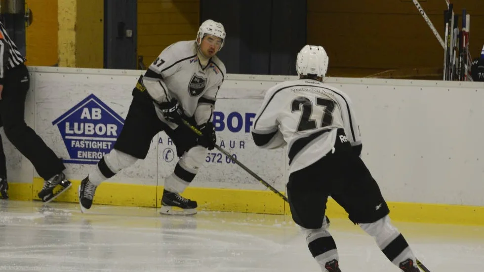 Daniel Nyström gjorde två mål vid fredagens match mot Burträsk HC. Det räckte dock inte för hemmalaget och det slutade med förlust för Arvidsjaur med  2–3. 
?Foto: Malin Johansson