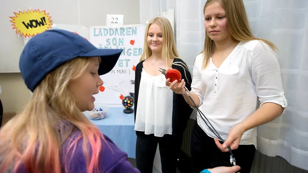 Ellen Sjömark och Lilly Lidström demonstrerar sin multifunktionella mobilladdare.