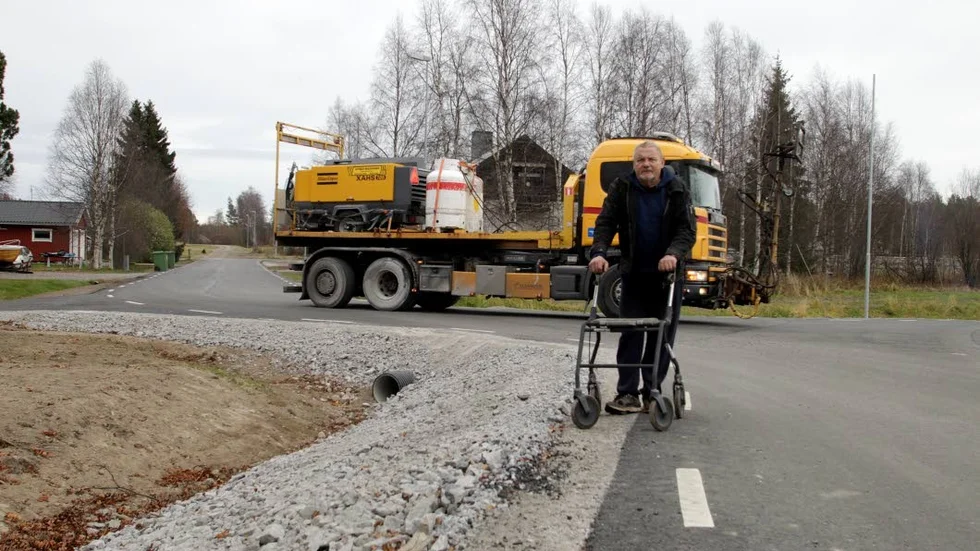 Donald Öberg tycker att kurvan är för snäv och att diket är för djupt. Enligt Trafikverket är vägen rakt fram i bild en påfartsväg till huvudvägen som fortsätter till höger under bron och över på andra sidan E4.