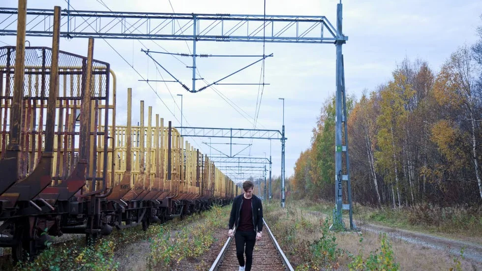”Om jag gillar en låt har den alla rätta elementen. Men vissa låtar saknar någonting som jag känner att jag kan tillföra. Jag kan lägga till nya ackord, ändra tempot och göra den mer till min egen”, säger 20-åriga Gunnar Julén som producerar musik och gör remixar under artistnamnet Cali. Han rör sig mest i genren tropical house, som oftast går i takten 100 bpm (beats per minute), till skillnad från den house man ofta hör på radio som går i 128 bpm. FOTO: Linnea Lundström