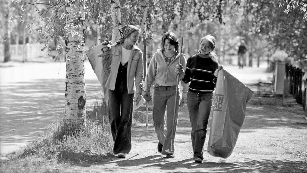 Tre trallande jäntor. De fick feriejobb med att putsa upp Piteå stad: Christina Westin, Christina Glennfors och Kerstin Karlsson (12/6).