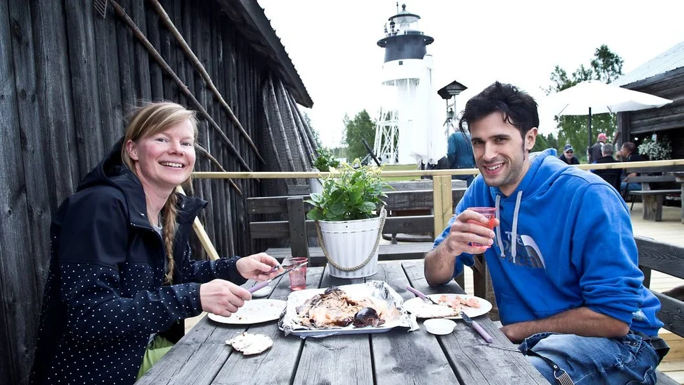 Så gott. Simone Boffa Tarlatta och Liga Ausekle från Italien njöt av den nyrökta laxen.