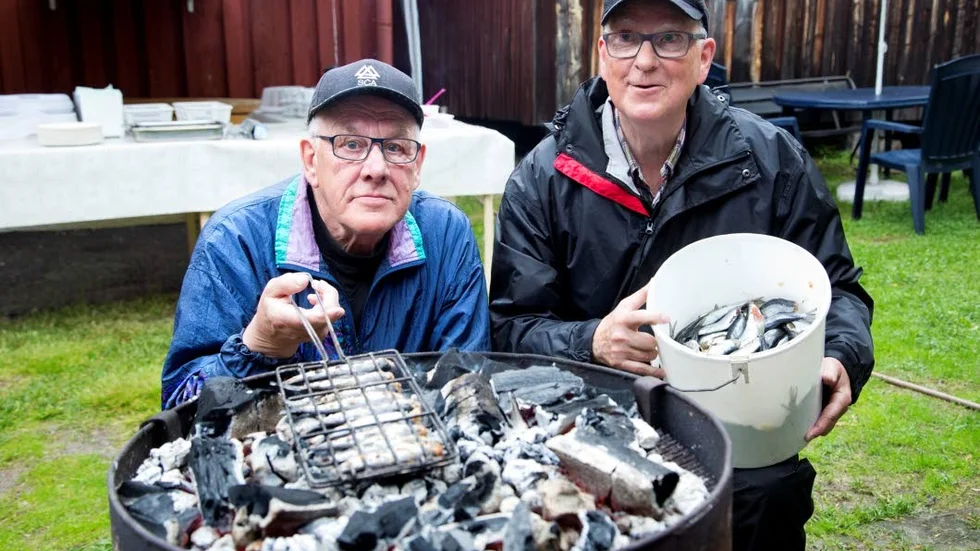 Sven-Erik Olofsson och Ivar Gustafsson säljer 80 kilo halstrad strömming under helgen.
