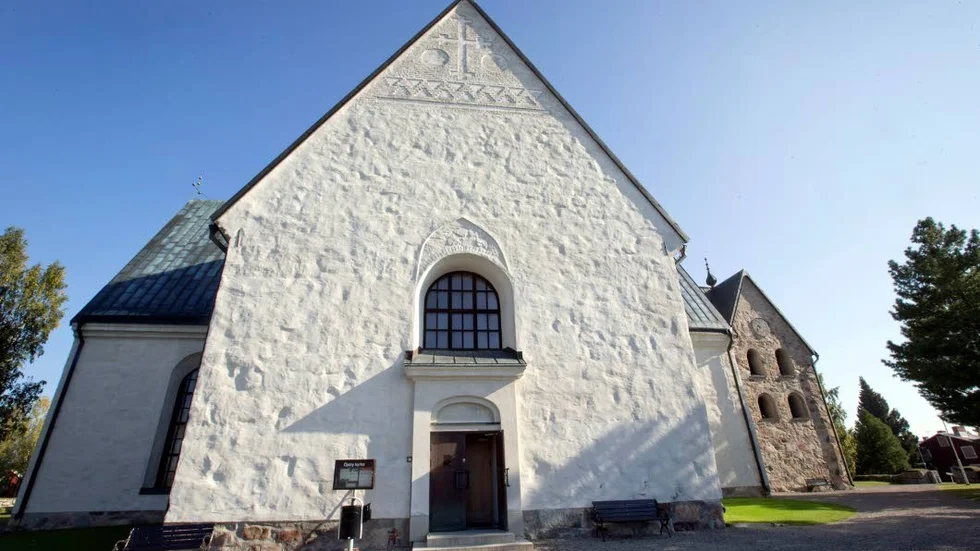 Öjeby kyrka  är stängd. Den mer än 500 år gamla boningen ska restaureras för 1,5 miljoner kronor.