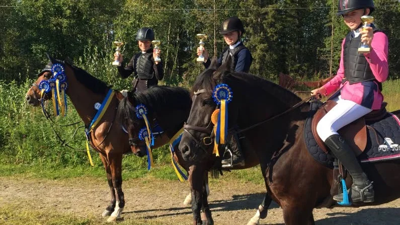På bilden från vänster: Clara Marklund på Avanti, Piteå RK, Hedda Fabricius på Marion, Piteå RK och Henny Sundkvist på Munsboro Galaxy La, Älvsby RF.