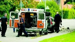 Omgående började polisen evakuera grannar och boende i området. Totalt evakuerades cirka 200 personer under morgonen. Foto: Niclas Sandberg