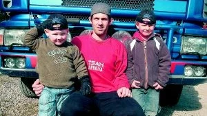 Jan Wahlén, på bilden flankerad av sönerna Hampus och Freddie, blev i lördags historisk. Hans mål hemma mot Hird var Västra Husbys första i division 4-sammanhang.
Foto: Anita Kjellberg (011-200 462)
anita.kjellberg@folkbladet.se