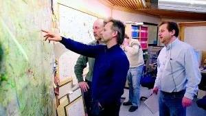På Sydkrafts driftcentral i Norrköping är det full aktivitet. Ulf Gustavsson på driftcentralen, Urban Andersson, operatör och Thorsten Gustafson, chef för uppbyggnaden och planeringen tittar på kartan över Östergötland.