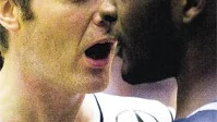 Matchavgörande bråk. Anders Bergqvist har precis fått en armbåge i ansiktet av Sundsvalls Quinell Brown. Dolphins veteran fick teknisk foul och skarp kritik av egna coachen Kelly Grant efter matchen. Han ska veta bättre, säger Kelly Grant.