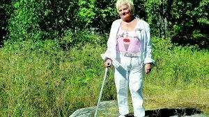 53-åriga Elisabeth Englund i Rejmyre vill bygga ett sol- och vindkraftverk på sin tomt. 
Foto: Magnus Johansson