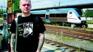 Tommy Storback, tidigare trummis i Nifters och Clockwork Crew, tar raka spåret till Hultsfred, där Slayer och kompisarna från Nifters väntar.
Foto: Sara Schüldt