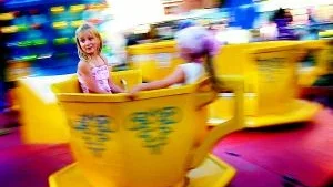 Wilma, 7, och Maja, 5, tyckte att det var kul att åka karusell i Strömsparken.
Foto: Andreas Skogh (011-200 462)
redaktion@folkbladet.se