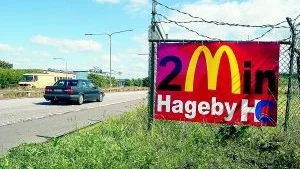 För den här McDonalds-skylten finns det, enligt Norrköpings kommun, inget bygglov, och markägaren borde därför ansöka om tillstånd i efterhand för att få ha skylten uppe. 
Foto: Robert Svensson