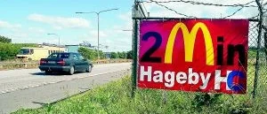 Olagliga skyltar längs vägarna