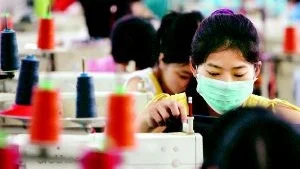 EU har återinfört importkvoter på kläder från Kina för att skydda den europeiska produktionen. Och nu växer berget av kläder vid  EU:s gränser.
Foto: Scanpix