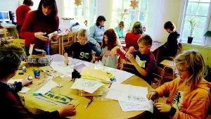 Julpyssel var en populär sysselsättning under gårdagens aktivitetsdag.Foto: Magnus Johansson