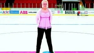 Hästenfantastens svåra tid. Mikaela Hallner missade inte en match med Hästen Hockey i fjol. Klubben befinner sig i en turbulent tid men hennes kärlek har inte påverkats.
Foto: Anita Kjellberg