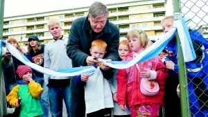- Klippt vare här! sa Thomas Nordahl när han tillsammans med sexårige Alfred Eriksson från Åby IF klippte av invigningsbandet till Lilla Nordahlsplanen i Ättetorp i Åby.
Foto: Niclas Sandberg (011-200 464)
niclas. sandberg@folkbladet.se