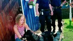 - Förskräckligt att polisen bara kan lämna kvar en så här fin hundvalp, säger Johanna Båtman som engagerat sig och hunnit bli mycket fäst vid hunden.