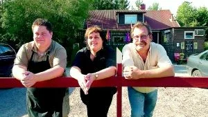 - Vi hoppas snarast få klartecken att börja bygga en ny vägkrog och restaurang i Simonstorp, säger Ann Barman, som idag driver Ekstugans vägkrog norr om Simonstorp och ses här med sin man Roland och sonen Stefan och alla arbetar i familjeföretaget.
Foto: Anita Kjellberg (011-200 462)
anita.kjellberg@folkbladet.se