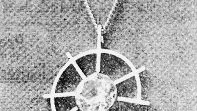 Har någon sett det här smycket? Det är i guld och bergskristall, en symbol för ljuset med sina strålar.