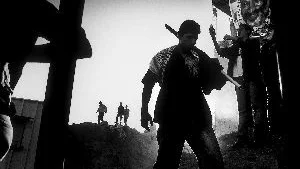 Paolo Pellegrin vänder helst kameran mot de människor som befinner lite grann i utkanten av krishärdar runt om i världen. Här en kosovoalbansk flykting på väg in i norra Albanien, april 1999.