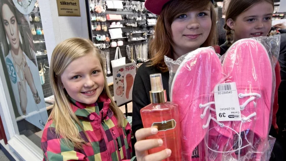 Frida Larsson hade köpt parfym och Johanna Johansson rosa tygskor.