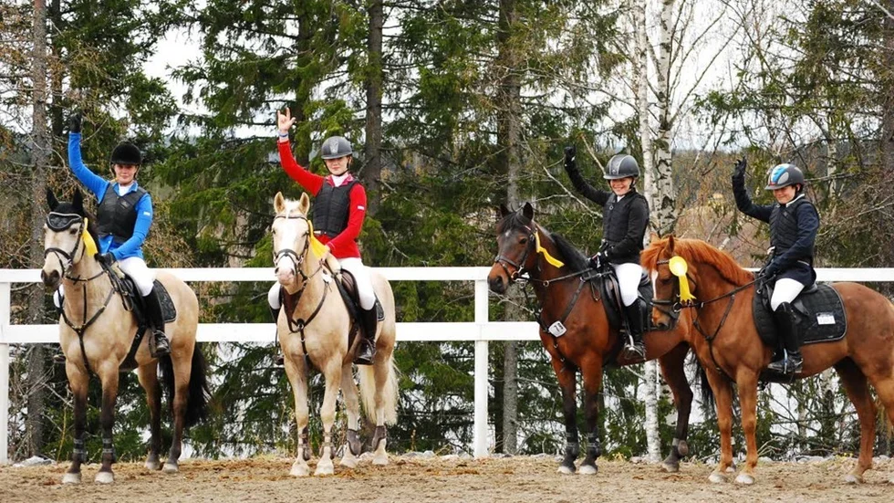 Piteå Ridklubbs ponnylag vinkar glatt efter insatsen i Vännäs. Från vänster: Maja Persson och Icy Q, Tilda Lundberg och Munsboro Minty, Clara Marklund och Kellys Beauty, Zack Lundberg och Moravikens Acrobat.