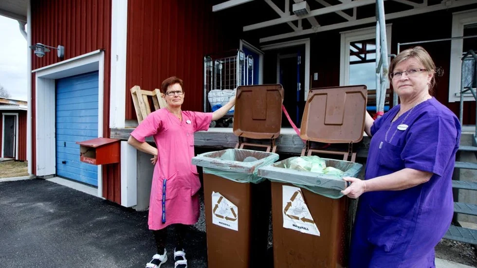 Mat för hundratusentals kronor kastas. Birgitta Viklund (till vänster) och Monica Holmström förklarar att ingen överbliven mat får sparas för att sedan värmas upp. Varje vecka fylls två kompostkärl med överbliven mat.