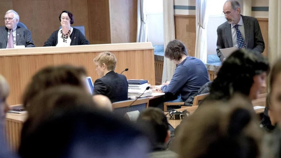 Advokaten Bo Forssberg, till höger, stred hårt för att sprida tvivel om 22-åringens skuld. Den åtalade själv, han ritade en snögubbe och under torsdagen kommer han att höras i tingsrätten.