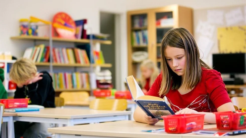 Så här ser det ut i många klassrum i Piteå kommun. Böcker finns att "låna" i en hylla i klassrummet. Tea Andersson, nio år, gör det ofta.