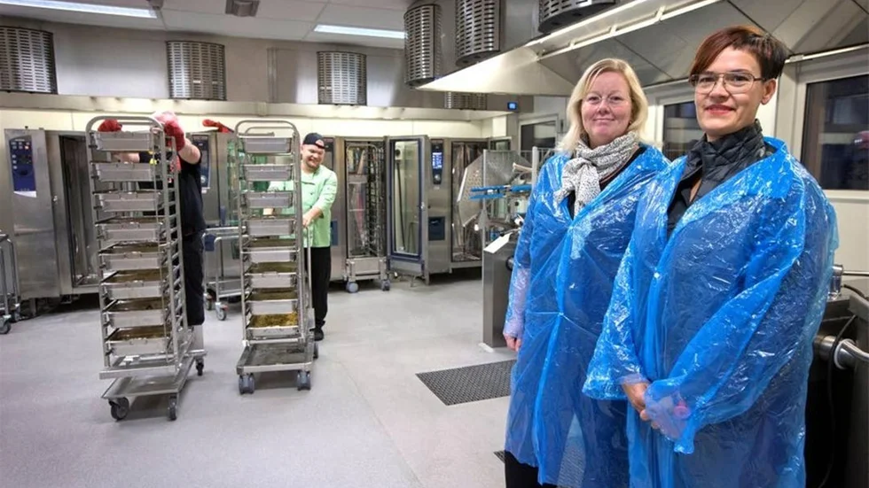 Maria Franzen, upphandlare vid Piteå kommun, och Maria Stoltz, kostchef vid Piteå kommun, arbetar med 2014 års upphandling som tros öka livsmedelskostnaden ytterligare då det ställs högre krav på maten.