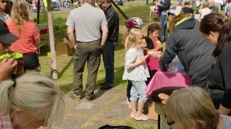 Serveringen i full gång utanför byastugan. Rena festivalstämningen!