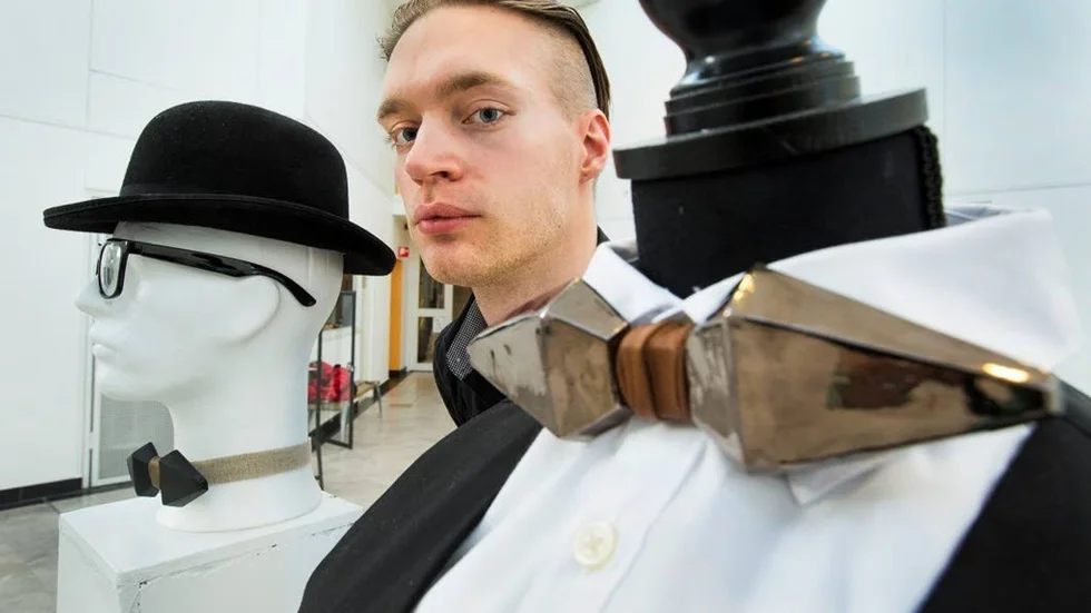 Frank Enberg med sin guldglaserade fluga i keramik.