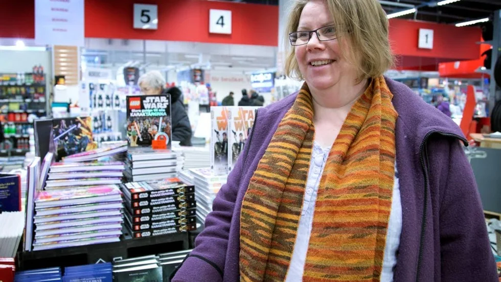 Lenita Nordmark gillar fantasyböcker och passar på att fynda på Coop Forums bokrea.