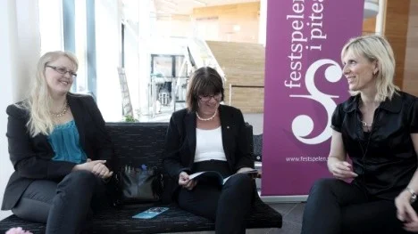 Helena Roos längst till vänster går andra året på universitets utbildning Upplevelseproduktion i Piteå. Hon är Festspelens koordinator för volontärer och assistent till Susanna Lindmark, vd och konstnärlig ledare som syns längst till höger. I mitten Ann-Katrin Sämfors, Piteå kommuns representant i stiftelsen och dess ordförande.