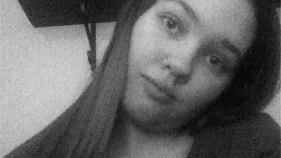 THE 
TOLV-ÅRING.
Den här varianten tas ju ofta av personer som precis börjat ta selfies (därav namnet) Viktigt att tänka på är att den är tagen aningen underifrån och att man ska luta huvudet mot ena axeln.