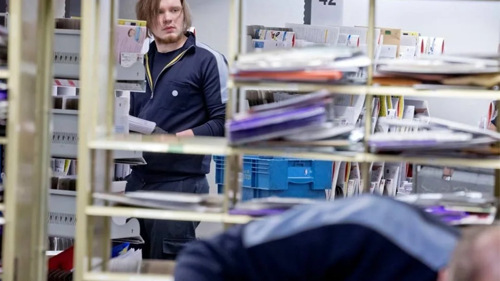 Victor Sundman har fullt upp med brevsorteringen.