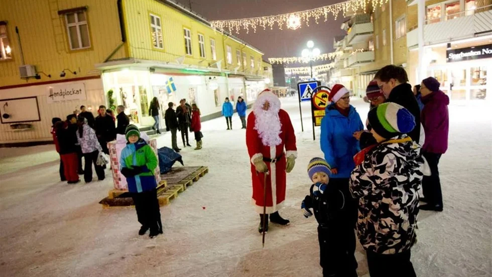 Även tomten fanns på plats när det var lilla julafton i Älvsbyn.