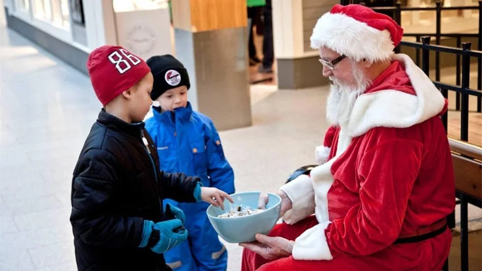 Syskonen Lucas Hedlund, 7 och lillebror Ludvig berättar för tomten vad de önskar i julklapp.