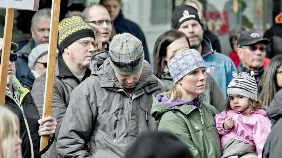 Fosterföräldrarna Jens och Lisa Marklund stod med Maria i vimlet och lyssnade på talen.