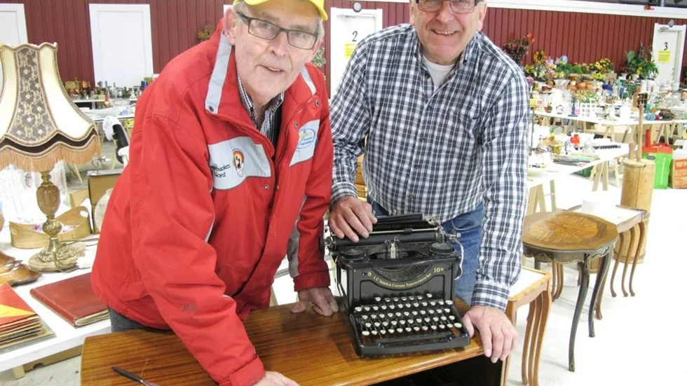 Två antika pjäser på väg att lyftas fram av Garry Jonsson, till vänster, och Leif Andersson.