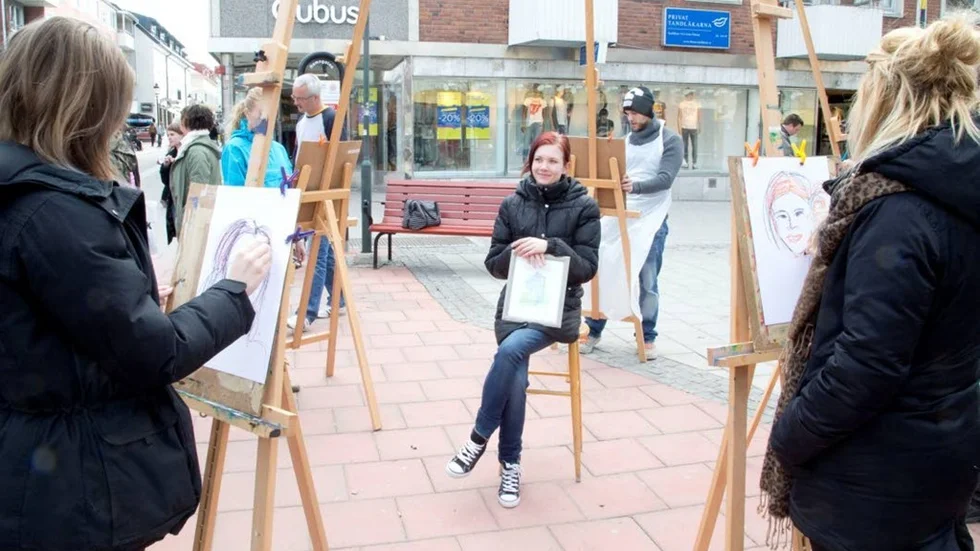 Linn Sydfeldt fick agera modell när Framnäs folkhögskola arrangerade rullande porträttmålning.