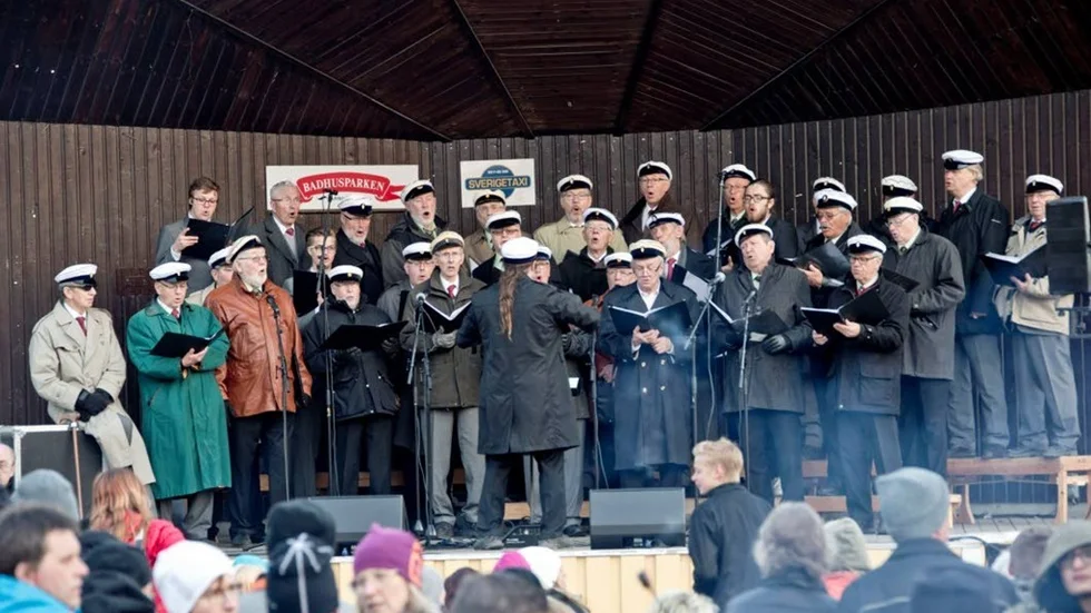 SCA och Pitebygdens manskör sjöng in våren i Badhusparken.
